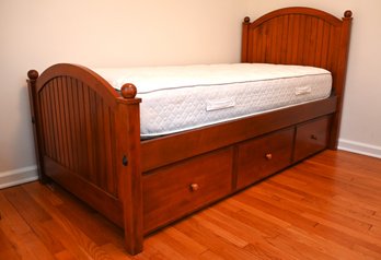 Ethan Allen Beautifully Crafted Wooden Daybed