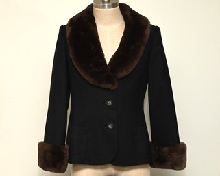 Elegant Black Tailored Jacket Featuring Luxurious Brown Fur Trim Size Small