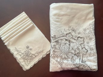 Antique Style Tablecloth And Napkins