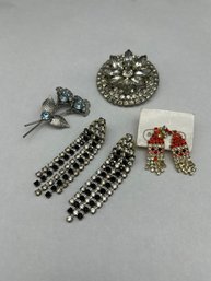 Nice Collection Of Rhinestone Vintage Fashion Earrings And Brooches, Tassels, Santa, Flowers, Pretty Sparke