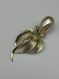 SARAHCOV Sarah Coventry 'Fantasy' Faux Baroque Pearl Gold Toned Brooch, 3.5'