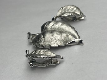 1970s Crown TRIFARI Brushed Silver Toned Leaf Motif Brooch And Clip On Earrings Set, Brooch 2'