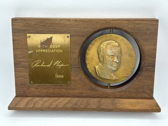 1968 Richard Nixon White House Inaugural Gift Desk Display, Appreciation Medallion On Wood Base