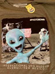 International UFO Museum Roswell NM Alien #Photobomb Graphic T-Shirt NWT Adult 2XL