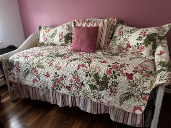 Pretty Wicker/rattan Trundle Daybed