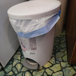 Sterilite 4 Gal Ultra Step On White Trash Can  (K)
