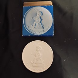 1976 Goebel M.I. Hummel Collectors' Club Member Plaque (NM)