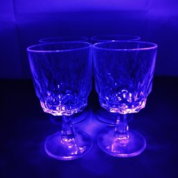 4 PCS Vintage Arcoroc France Wine Goblets In The 'Artic' Pattern (Black Light Reactive) (NM)