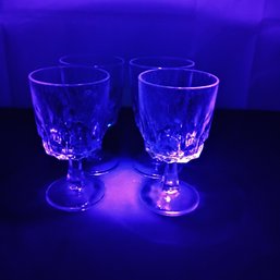 4 PCS Vintage Arcoroc France Wine Goblets In The 'Artic' Pattern (Black Light Reactive) (NM)