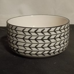 Signature Housewares 'White Arrow' Glazed Stoneware Pet Bowl (NM)