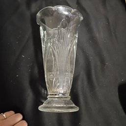 Vintage Art Deco Style Pressed Glass Flower Vase,  Featuring A Fan Design And A Scalloped Rim (NM)