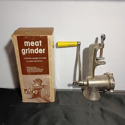Vintage Classic Kitchen Clamp-on Meat Grinder, A Collectible Kitchen Tool Designed For Manual Operation (NM)