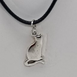 Vintage Style Silver-Toned Sitting Cat  Necklace W/ A  3-D Cast Pendant On An Adjustable Cord (NM)