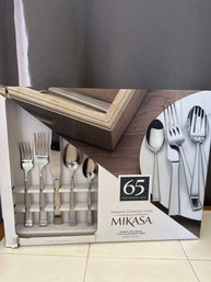 New Mikasa Premium Essex Satin Service For 12 Flatware W Wooden Case