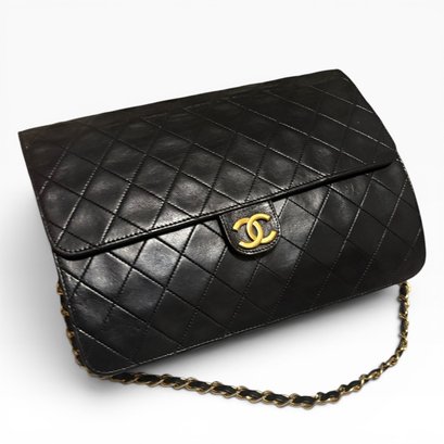 CHANEL Vintage 1980s Black Quilted Lambskin Single Flap Shoulder Bag Gold Hardware
