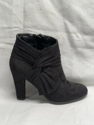 Impo Ochoa Womens Black Faux Suede Ankle  Boots Size 6M Bow Zippered 4' Heel