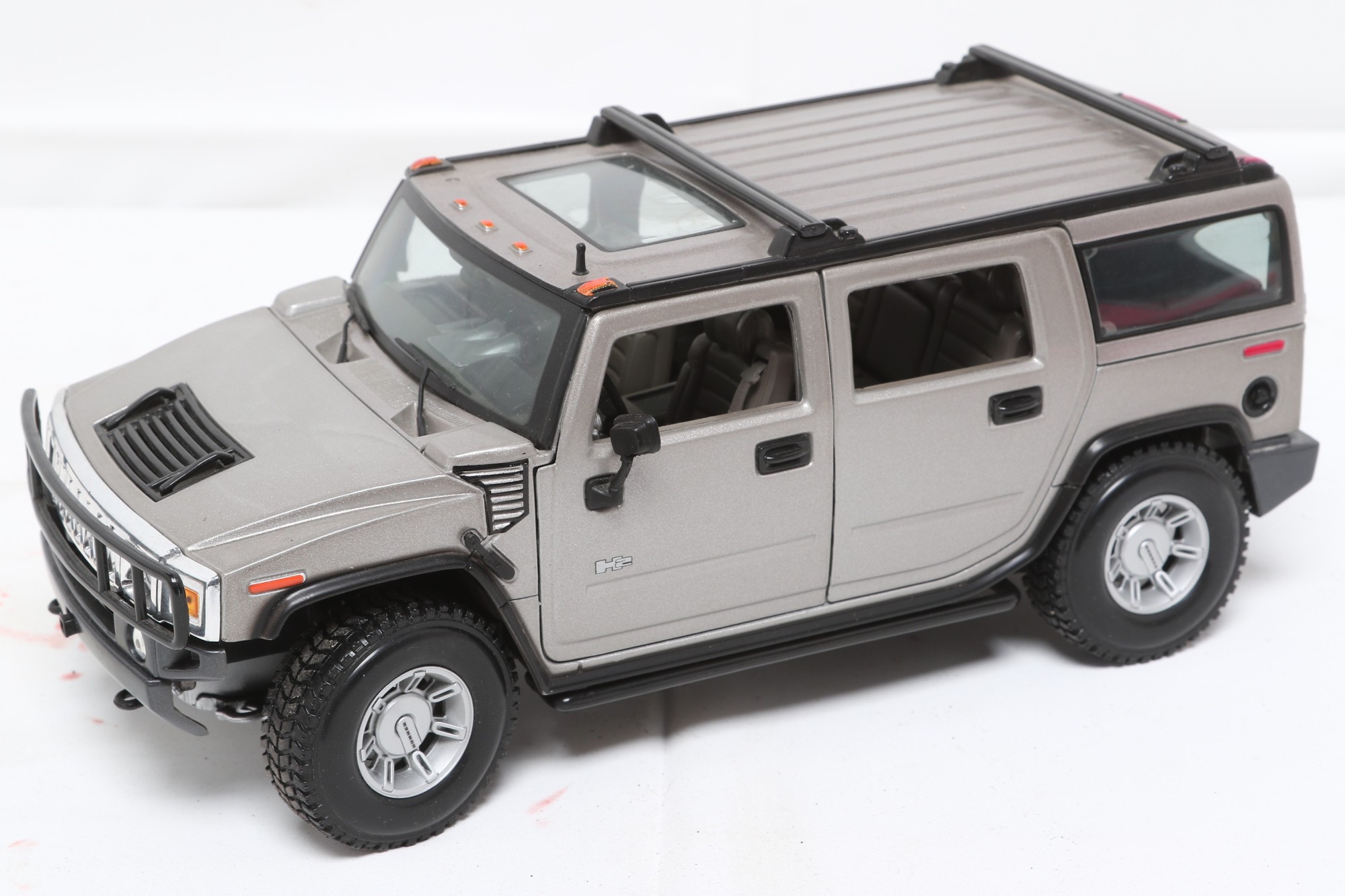 Maisto 1:18 Scale Premiere Edition Diecast Model Of A Hummer H2