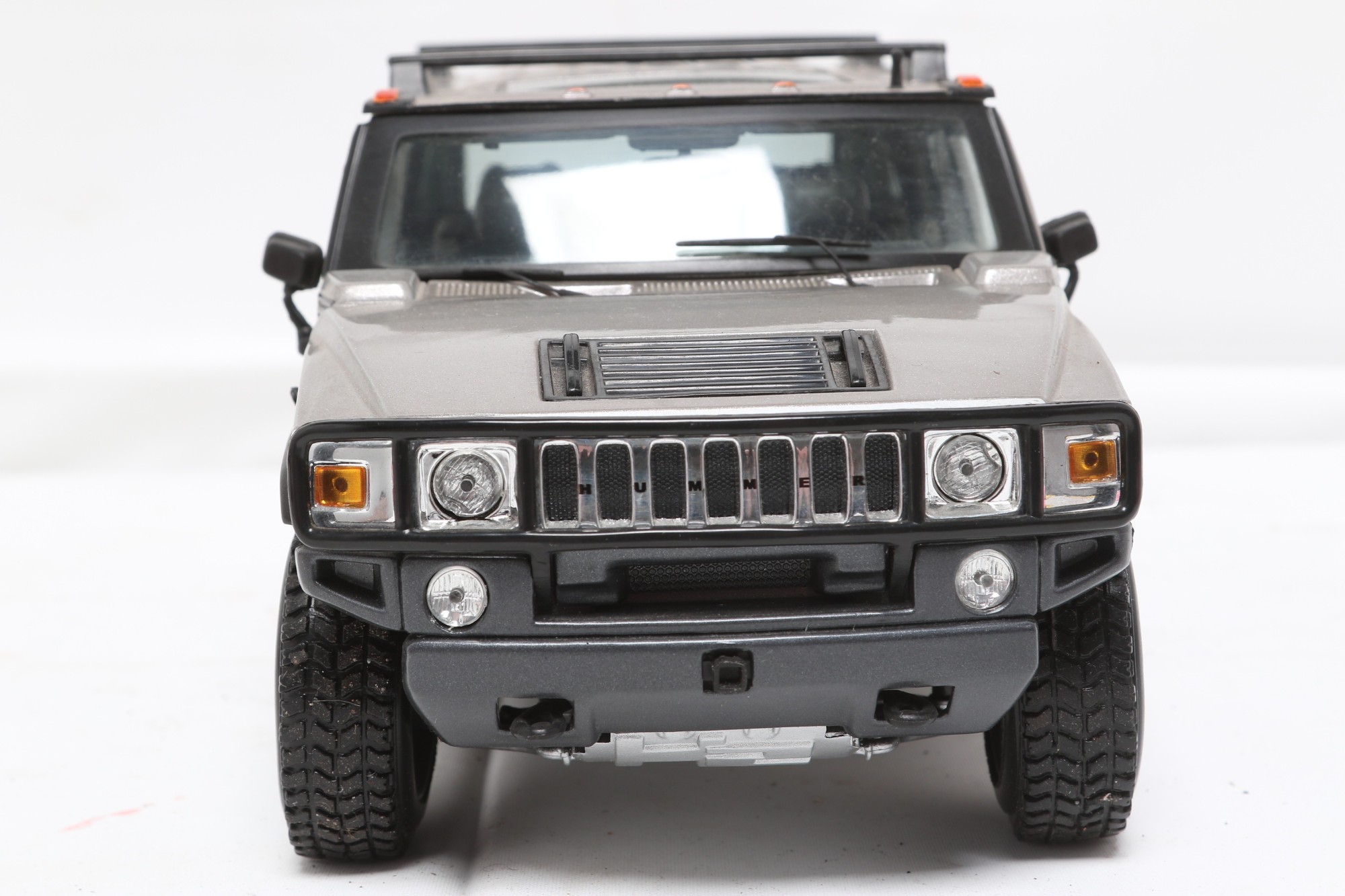 Maisto 1:18 Scale Premiere Edition Diecast Model Of A Hummer H2