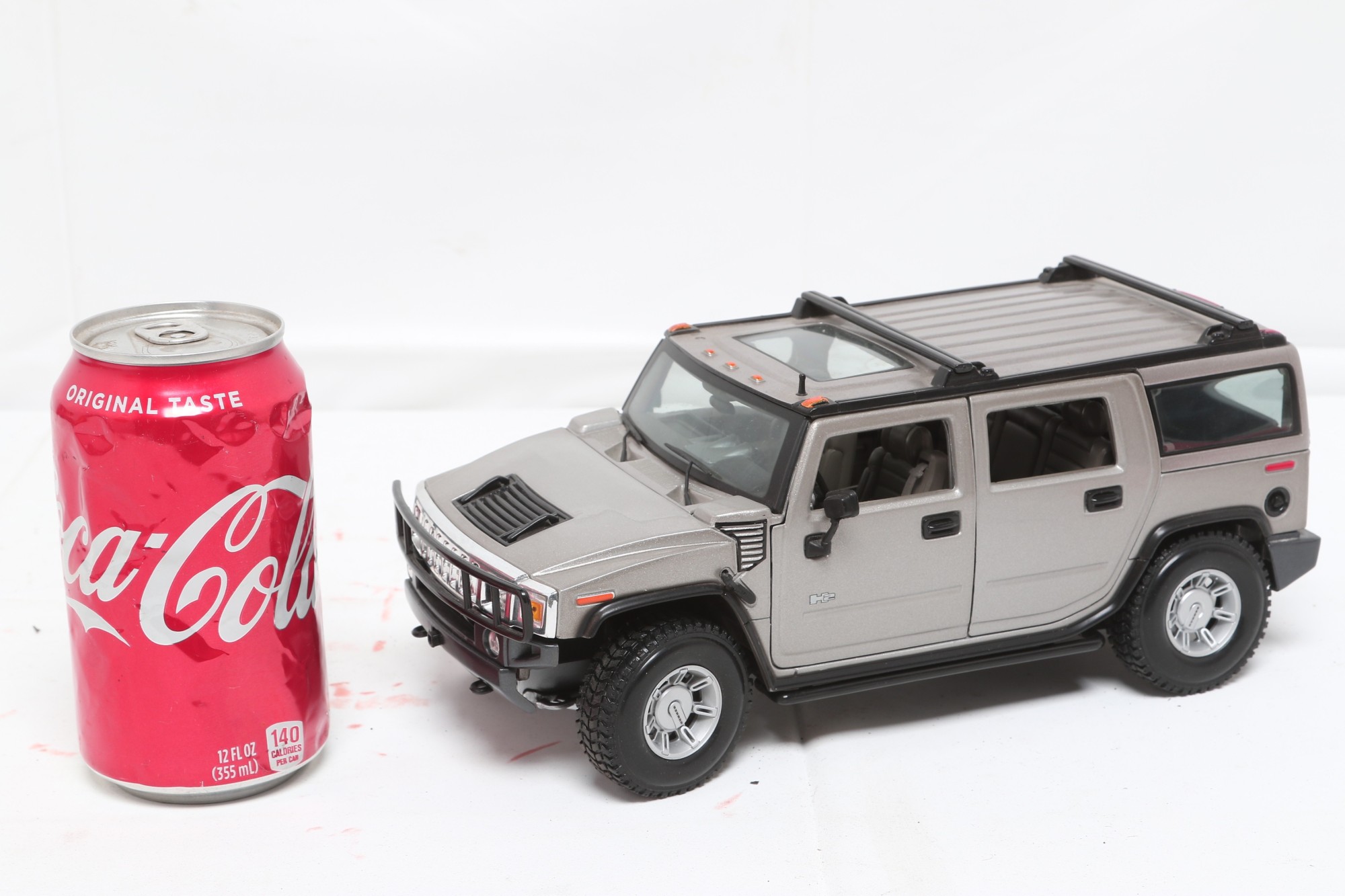 Maisto 1:18 Scale Premiere Edition Diecast Model Of A Hummer H2