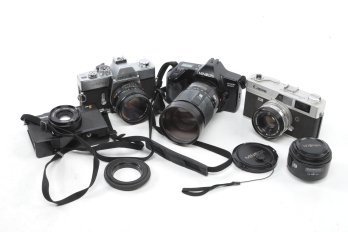 Lot Of 4 Vintage Cameras Canonet Minolta Plus Lenses & Extra Items As Pictured
