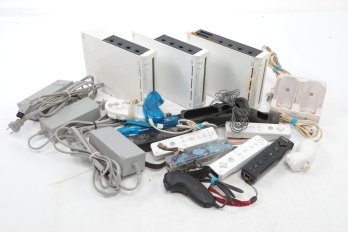 Grouping Of Nintendo Wii Consoles & Controllers