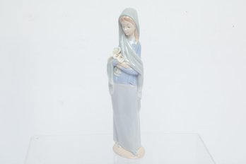 Retired Lladro Porcelain Figurine 'Girl With Flowers' #01014650