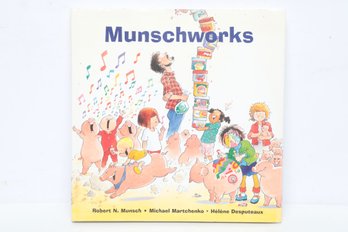 Children's Literature: Munschworks, Robert Munsch Anthology, Illustrated, HC Book