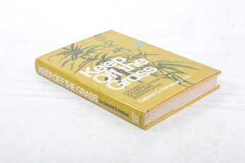 POT SMOKING 1976, KEEP OFF THE GRASS- A SCIENTISTS DOCUMENTED ACCOUNT OF MARIJUANA'S DESTUCTIVE EFFECTS