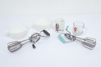 VTG Kitchen Lot: 2 Pyrex 1 1/1 Qt. Bowls, Egg Beaters W/Minnie & Mickey Mouse Mugs
