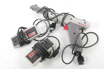 Lot Of Original Nintendo Nes Zapper Plus 2 Controllers