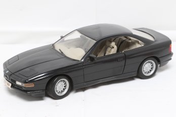 Maisto 1:18 Scale Diecast Model Of A 1990 BMW 850i In Black