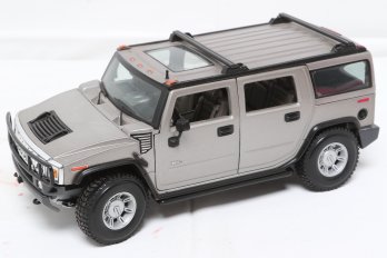 Maisto 1:18 Scale Premiere Edition Diecast Model Of A Hummer H2 SUV In Silver