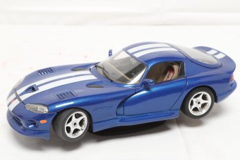 Bburago 1:18 Scale Diecast Model Of A 1996 Dodge Viper GTS Coupe In Blue
