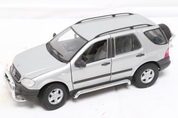 Maisto 1:18 Scale Diecast Model Of A Mercedes-benz ML 320 In Silver