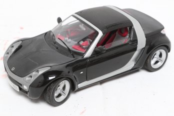 Bburago 1:18 Scale Diecast Model Of A Smart Roadster In Black
