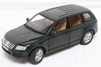 Bburago 1:18 Scale Diecast Model Of A Volkswagen Touareg V10 TDI Diesel In Dark Green
