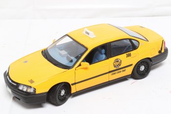 Maisto 1:18 Scale Diecast Model Of A Chevrolet Impala Yellow Cab
