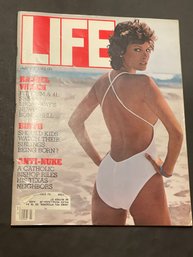 Vintage Life Magazine July 1982 Vol 5 No. 7 Raquel Welch Newest Bombshell