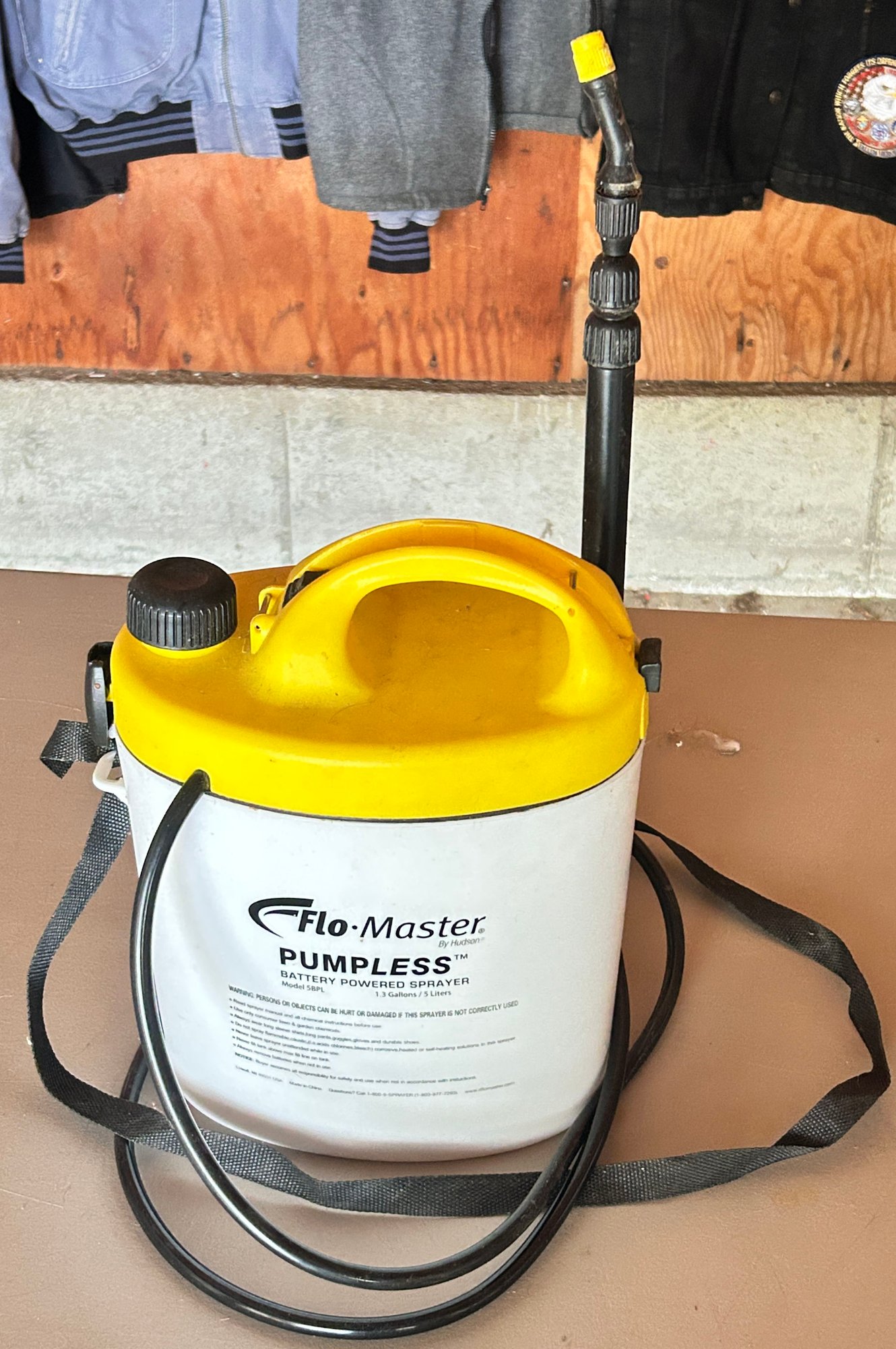 Master-Flo 1.3 Gallon Battery Operated Pump-Less Sprayer #16542 ...