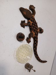 Small Trinket Lot, Gecko Wall Hanging, Small Cat, Carousel Horse, Tiny Glass Plate, See Pics