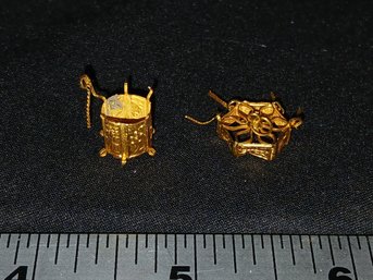 Gold: Marked 18K, Beautifully Ornate & Delicate Piece (needs Repair) - 1.4g, 0.045 Ozt, 0.9 DWT
