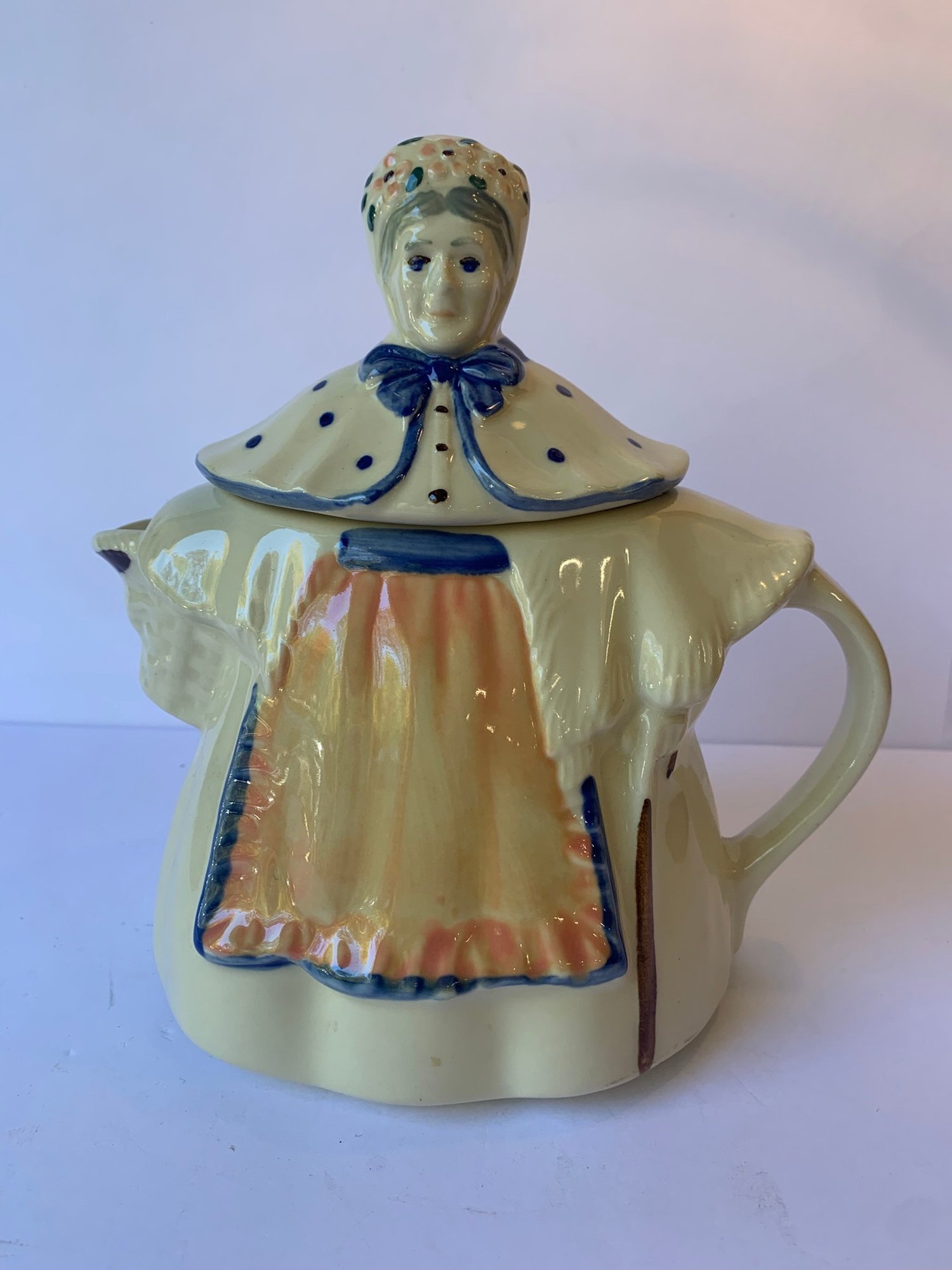BEAUTIFUL SHAWNEE POTTERY GRANNY ANN TEAPOT, 8.5