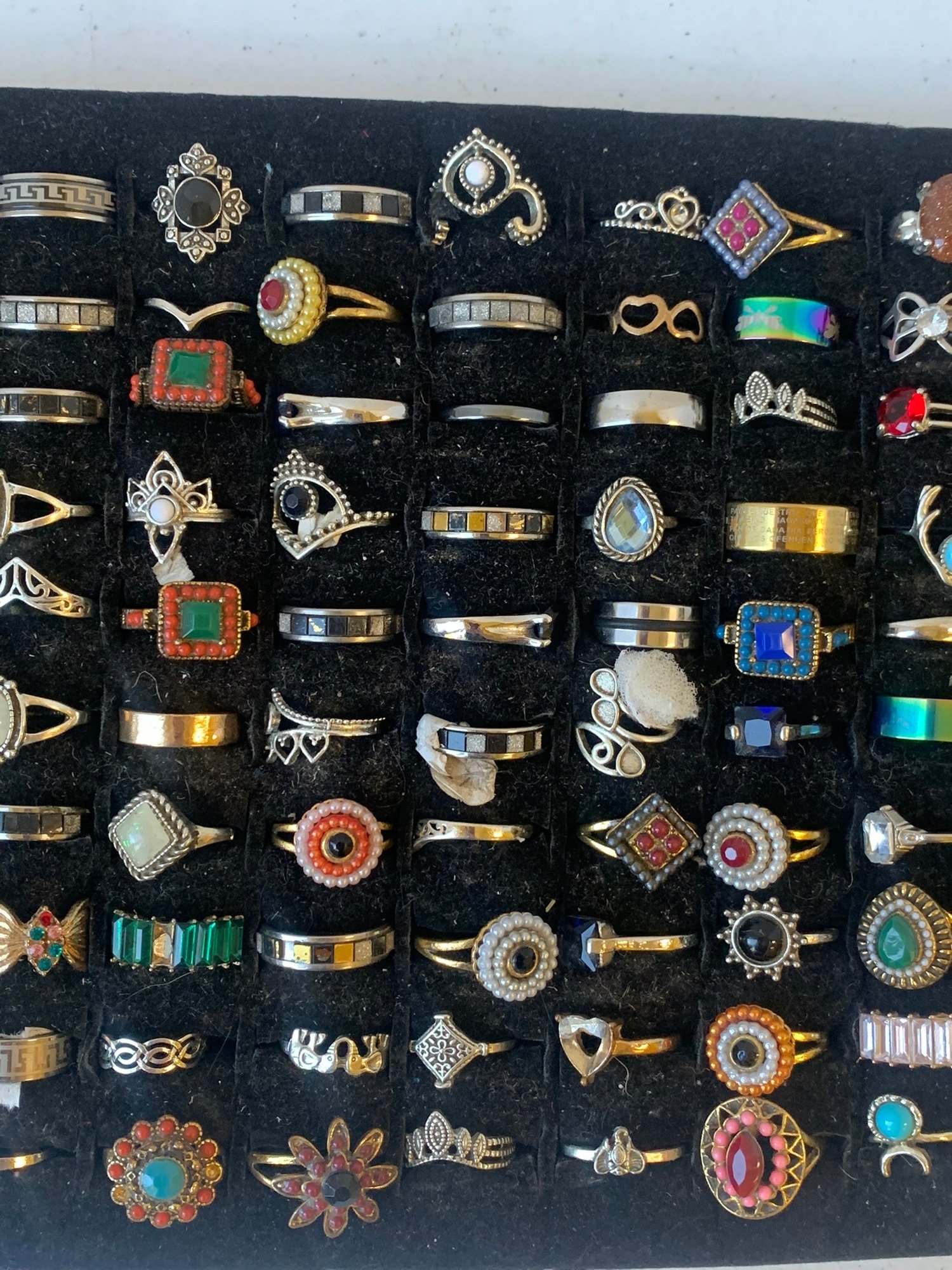 LOT OF 100 ASSORTED RINGS, #5 #14332 | Auctionninja.com