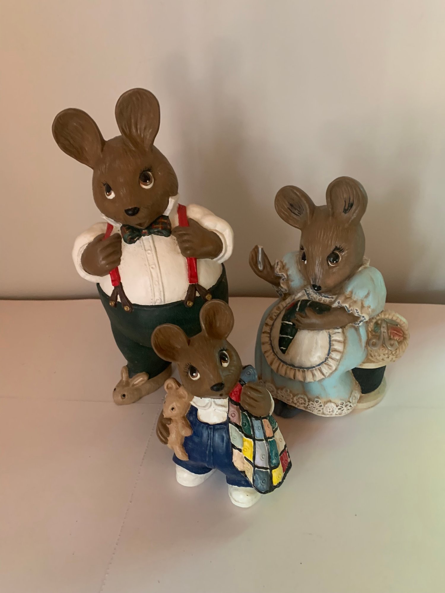 CERAMIC MOUSE FAMILY #2415 | Auctionninja.com