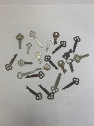 ASSORTED LOT OF KEYS
