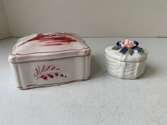 PAIR OF COVERED PORCELAIN TRINKET BOXES