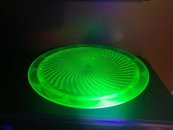 DEPRESSION URANIUM GLASS CAKE PLATE, 1930S