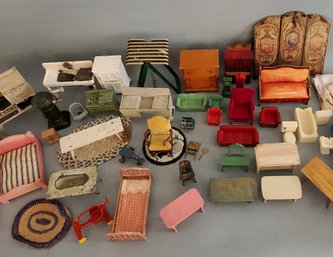LARGE LOT OF ANTIQUE/VINTAGE DOLLHOUSE MINIATURES