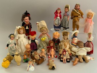 Opportunity Tray Lot Of Assorted Small Dolls, 4  8 Tall