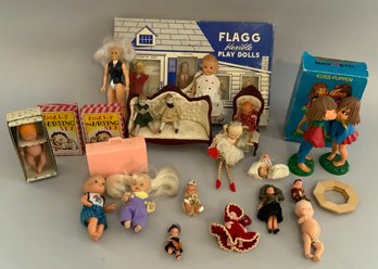 Tray Lot : 20  Assort. Small Dolls